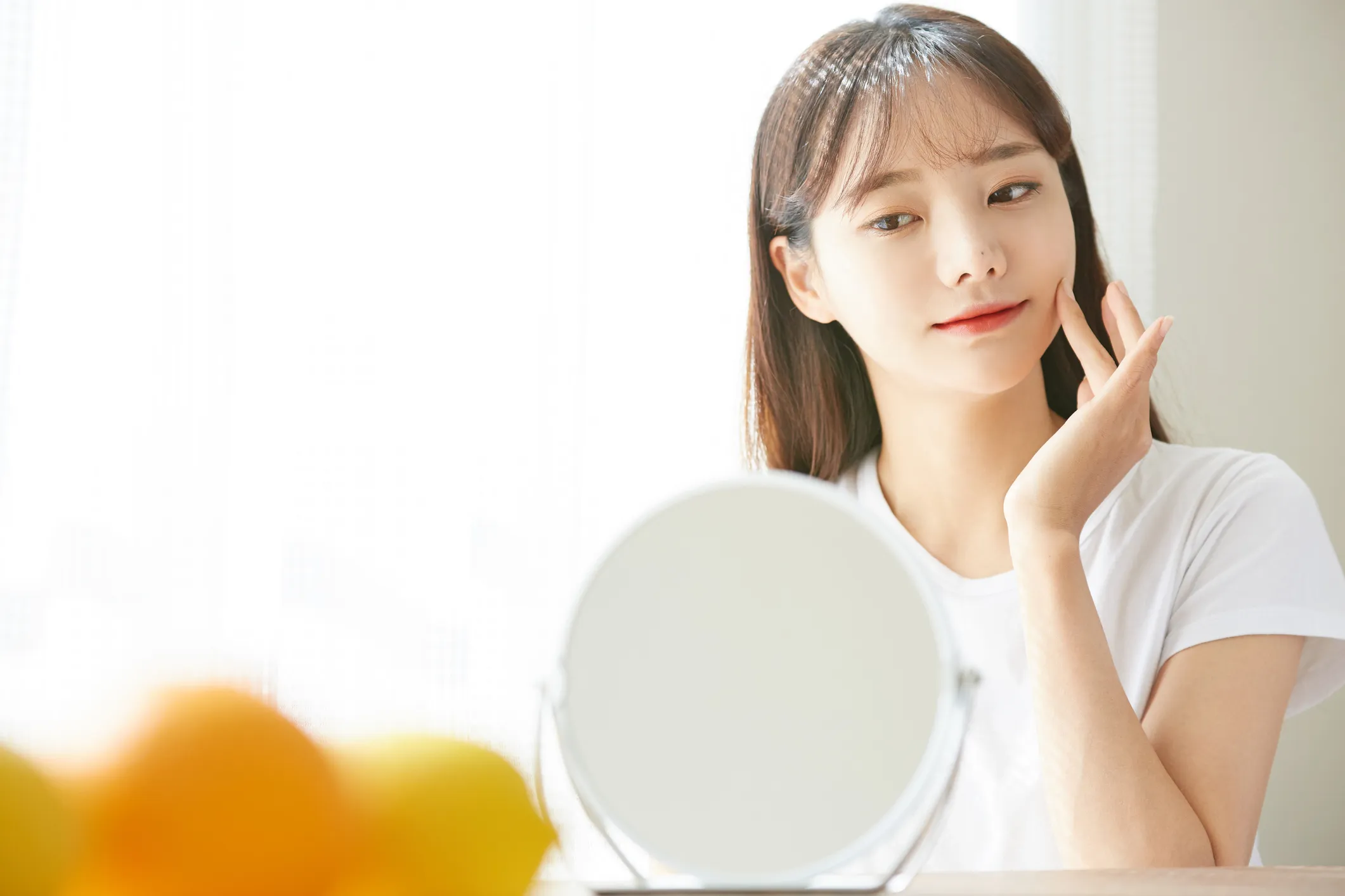 スキンケアをする女性の画像
