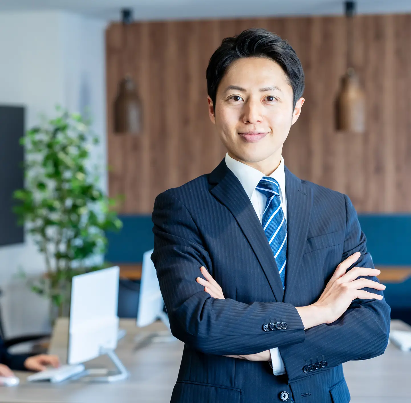 オフィス内男性の画像