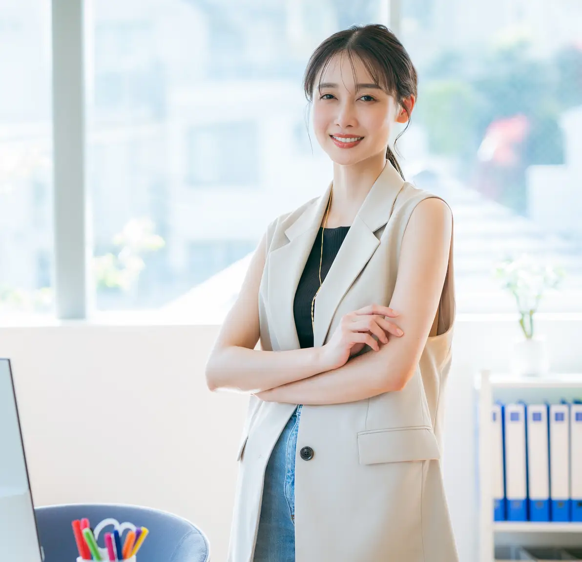 オフィス内女性の画像